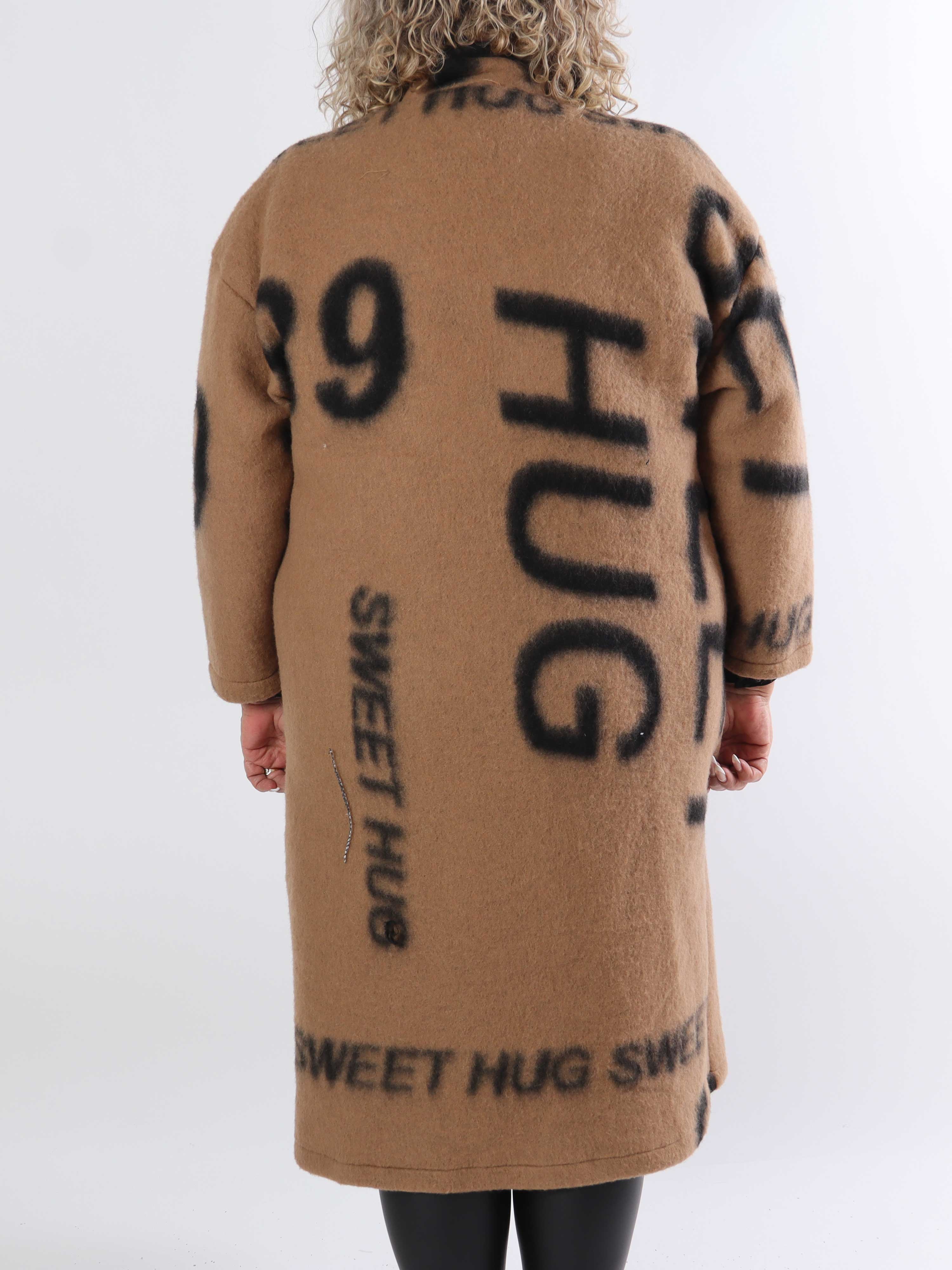 Daniela - Lång plus size kappa med skrift och ull i